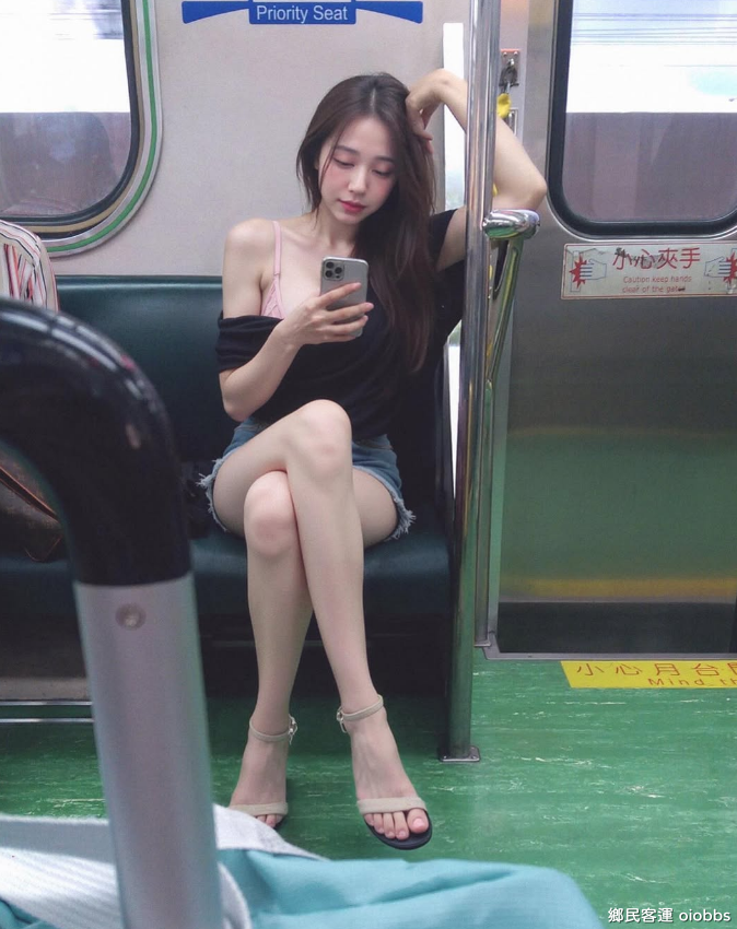 FansOne台灣爆乳網美 王小瑾【472MB】